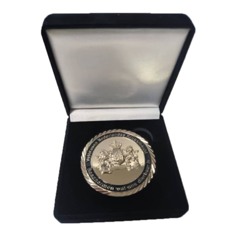 Challenge coin achterzijde in doos
