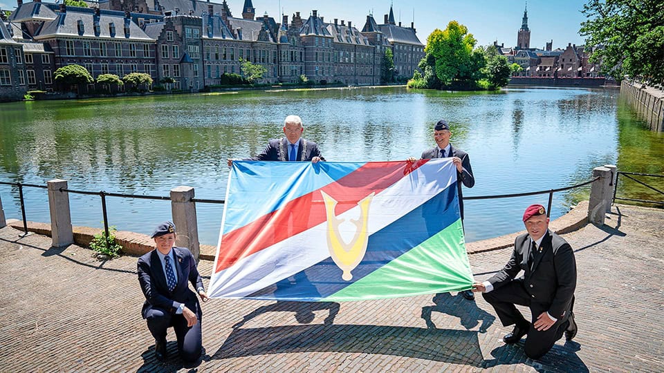 Presentatie Veteranenvlag Den Haag Jan van Zanen Edo van den Berg