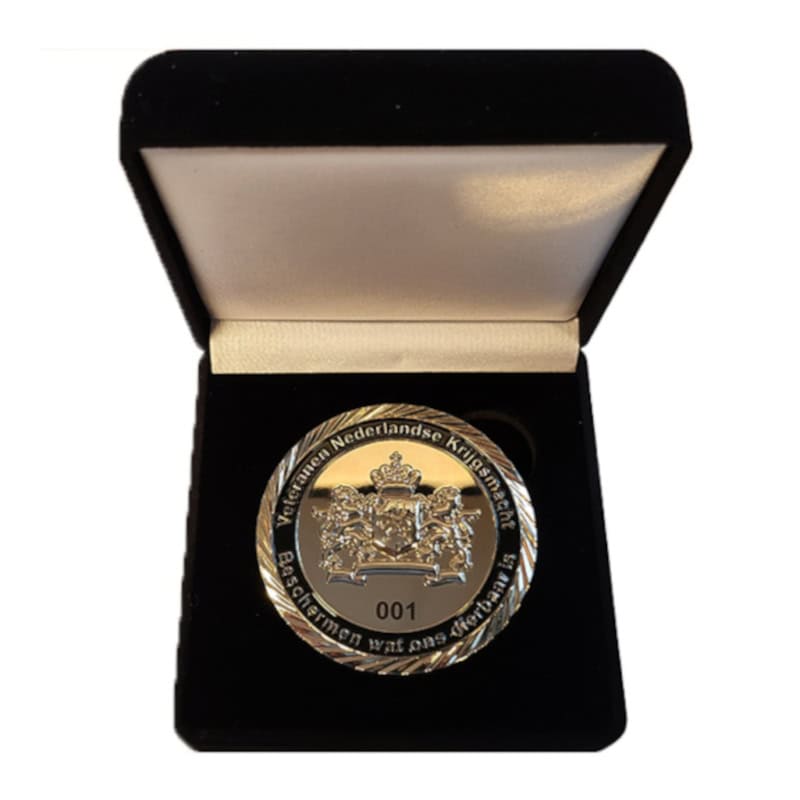 Challenge coin genummerd in doos