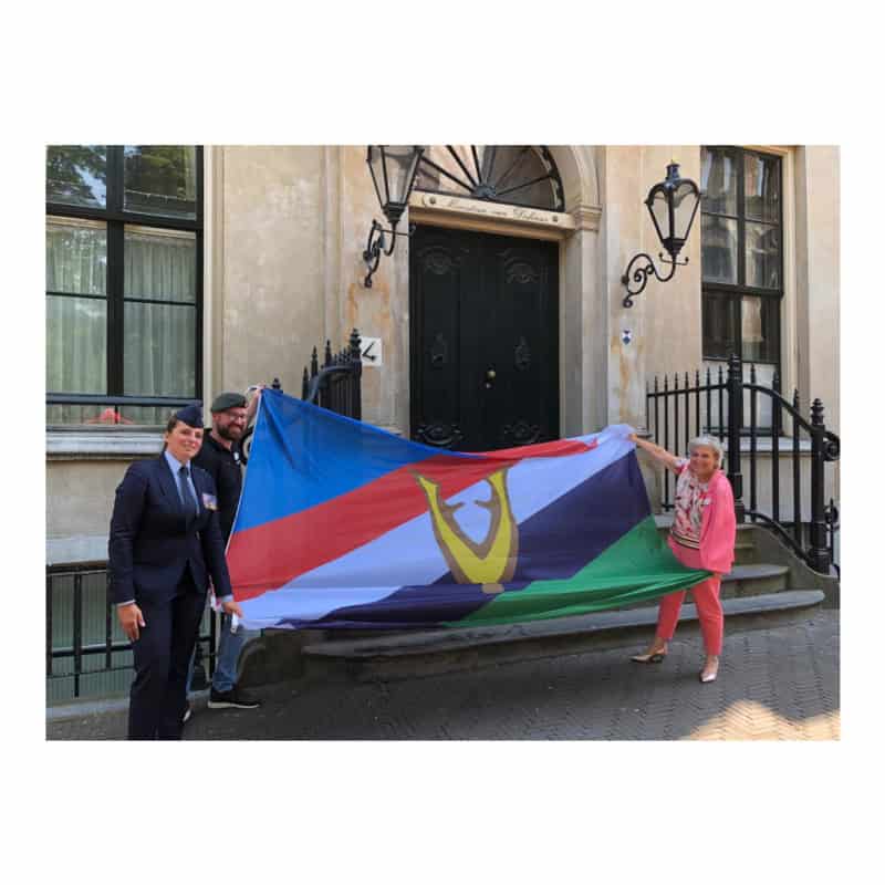 Veteranenvlag 200 x 300 cm sfeer overhandiging Ank Bijleveld