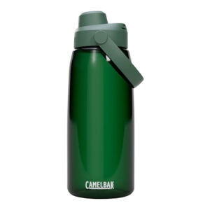 De drinkfles Camelbak chug forest green 1000ml is een transparante, groene waterfles, met een brede draagbeugel en een zwarte drinkdop. De drinkfles heeft het Camelbak-logo op de voorkant en op de beugel
