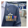 Sfeerfoto medaillehouder veteraan opgemaakt