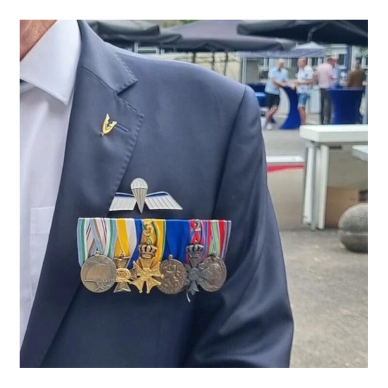 Sfeerfoto medaillehouder veteraan opgemaakt