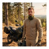 Buff Original NFP zomer nekwarmer sfeerfoto Man met lichte motorjas draagt de Buff Original NFP zomer nekwarmer in het bos naast een adventure motor
