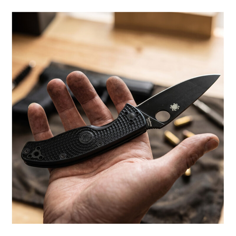 Zakmes Spyderco Tenacious EDC vouwmes detailfoto in hand, tonende de handle texture, het openingsgat en de blade markings
