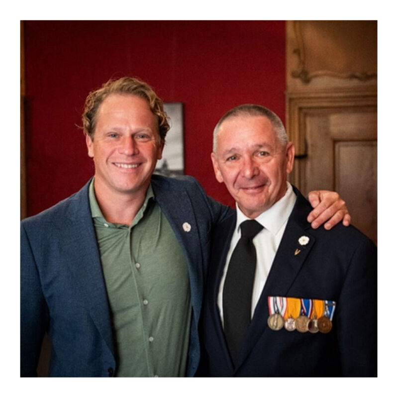 Pin witte anjer gedragen door Gijs Tuinman en Hans van Haalen