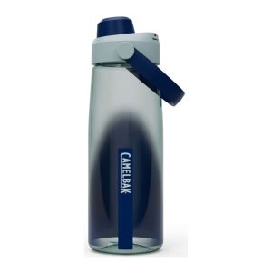 De drinkfles Camelbak chug deep sea dawn 750ml is een transparante, donkerblauw met lichtblauwe waterfles, met een brede draagbeugel en een zwarte drinkdop. De drinkfles heeft het Camelbak-logo op de voorkant en op de beugel