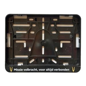 Kentekenplaathouder motor met Draaginsigne Veteraan en tekst Missie volbracht, voor altijd verbonden